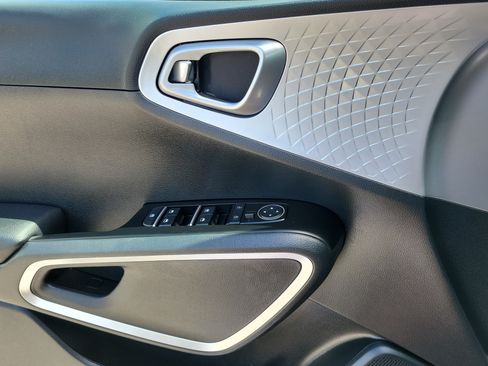 Certified 2025 Kia Soul LX FWD image 18