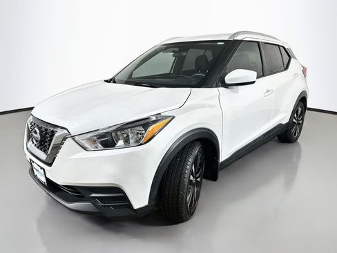 Used 2018 Nissan Kicks SV FWD image 3
