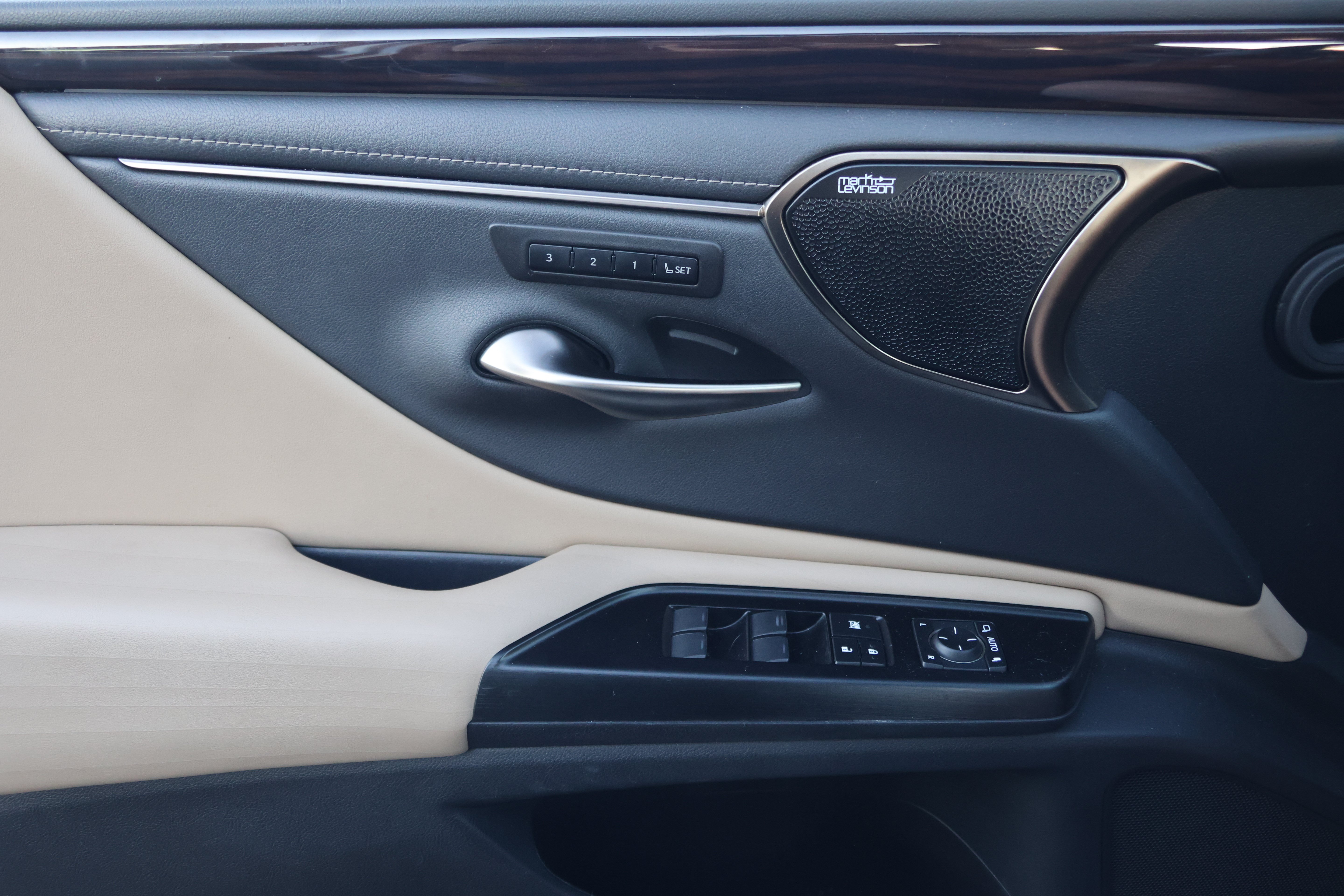 Used 2020 Lexus ES 300h w/ Premium Package FWD image 12