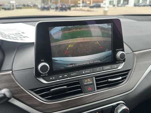 Used 2024 Nissan Altima 2.5 SV image 17