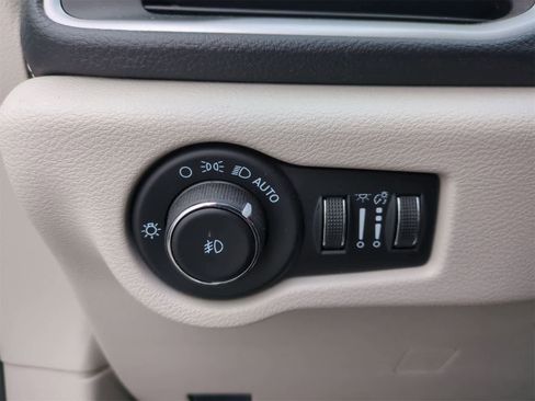 Used 2023 Chrysler Pacifica Touring-L image 28