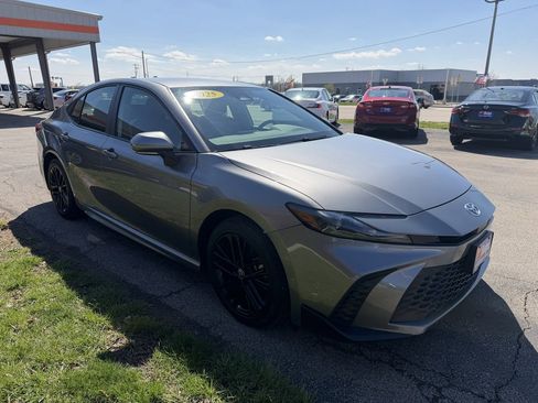 Used 2025 Toyota Camry SE image 7