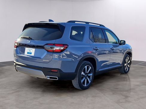 New 2025 Honda Pilot Touring image 3