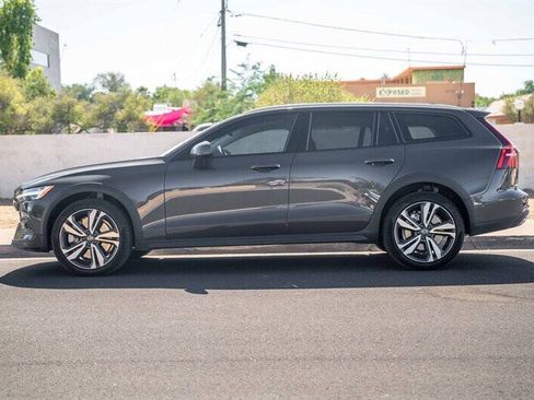 Used 2025 Volvo V60 B5 Cross Country Plus AWD/4WD image 2