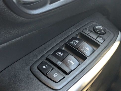 Used 2018 Jeep Cherokee Latitude Plus w/ Comfort/Convenience Group FWD image 28