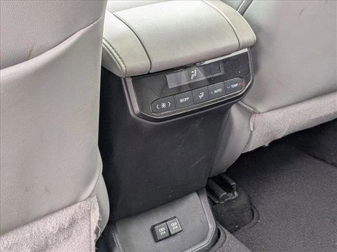 Used 2020 Toyota Highlander XLE image 17