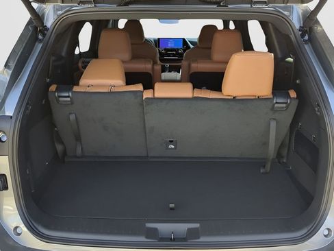New 2026 Toyota Highlander Platinum image 12