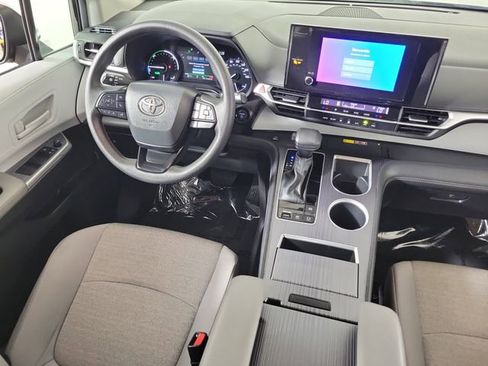 Used 2025 Toyota Sienna LE FWD image 15