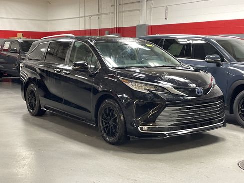 Used 2022 Toyota Sienna Limited image 2