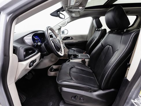 Used 2019 Chrysler Pacifica Limited image 4