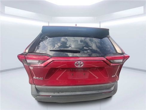 Used 2020 Toyota RAV4 LE FWD image 3