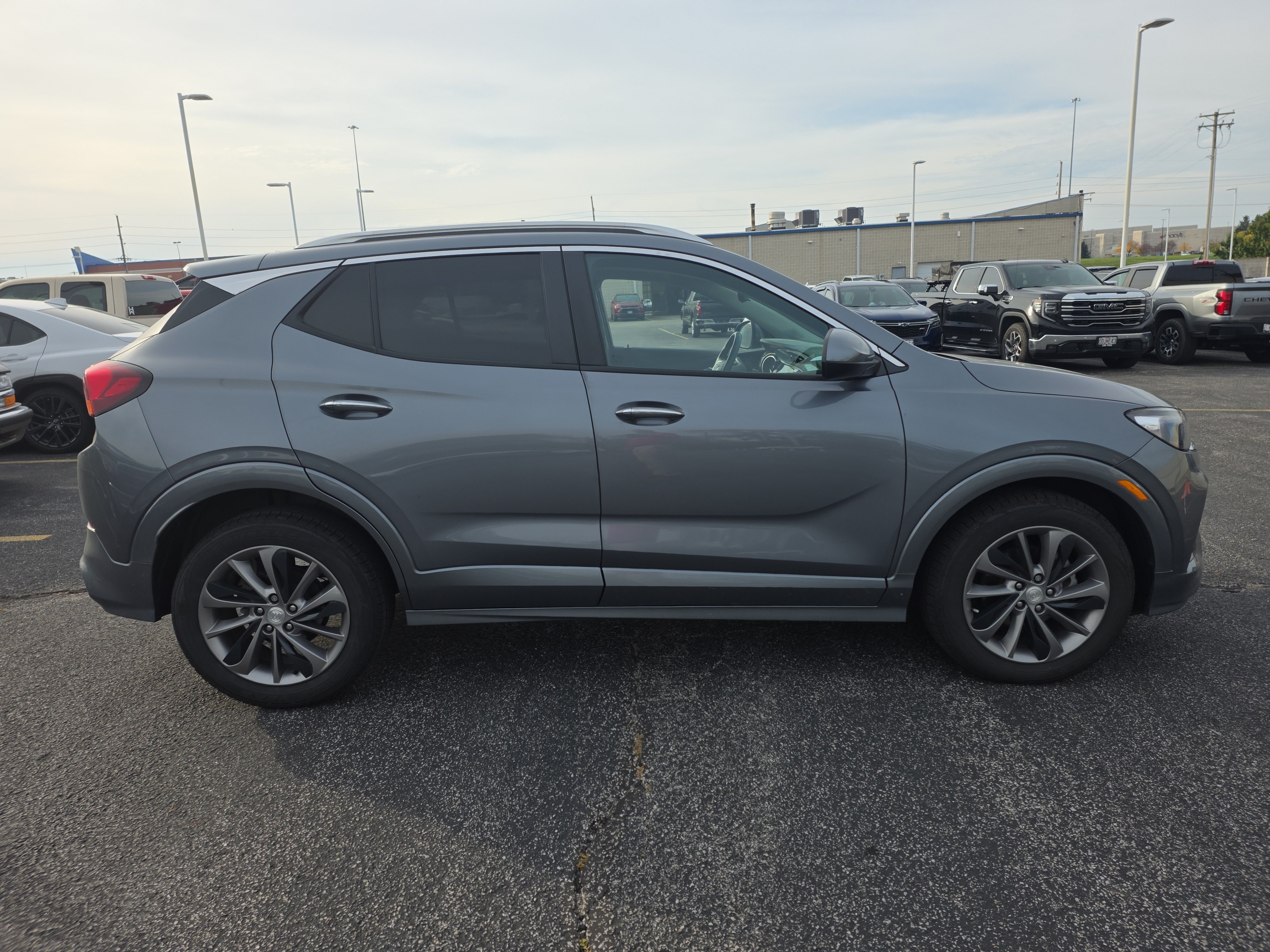 Used 2022 Buick Encore GX Select w/ Sport Touring Package FWD image 3