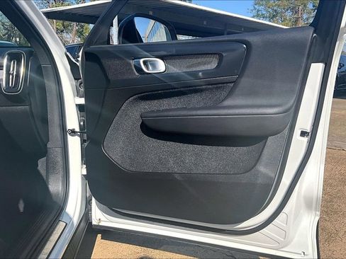 Used 2025 Volvo XC40 B5 Plus image 25