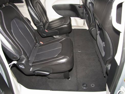 Used 2023 Chrysler Pacifica Touring-L image 15