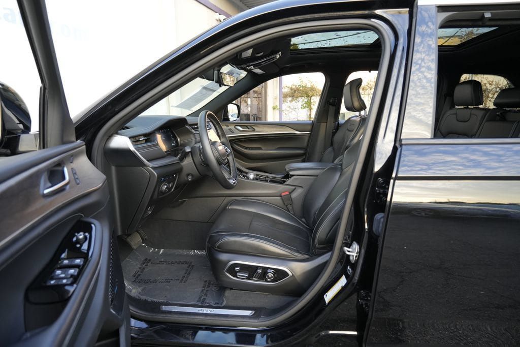 Used 2023 Jeep Grand Cherokee Overland w/ Advanced Protech Group III AWD/4WD image 21