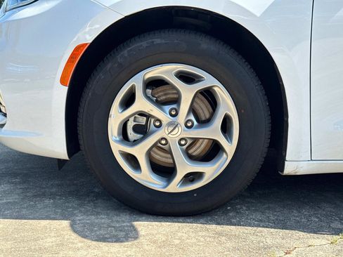 Certified 2024 Chrysler Pacifica Limited FWD image 10