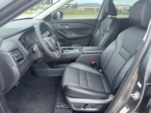Used 2025 Nissan Rogue SV w/ SV Premium Package FWD image 11