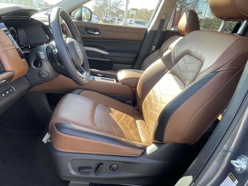 Used 2024 Nissan Pathfinder Platinum image 14