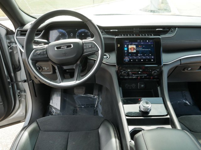 Used 2024 Jeep Grand Cherokee Altitude AWD/4WD image 21