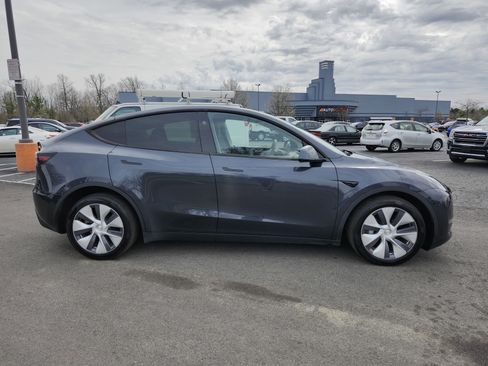 Used 2024 Tesla Model Y Long Range image 18