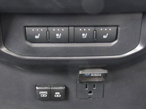 Used 2025 Toyota Tundra Platinum image 32