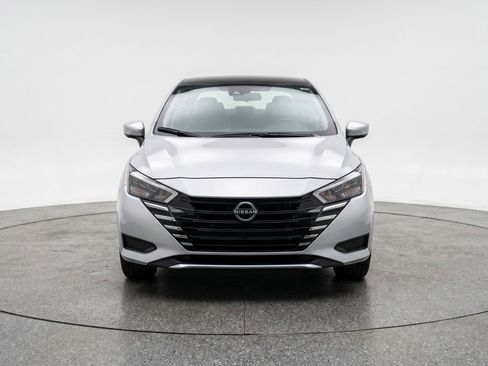 Used 2025 Nissan Versa SV image 2