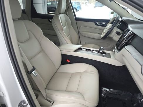 Used 2023 Volvo XC60 B5 Plus image 10