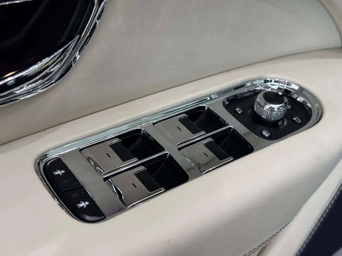 Used 2024 Bentley Bentayga Extended Wheelbase image 57