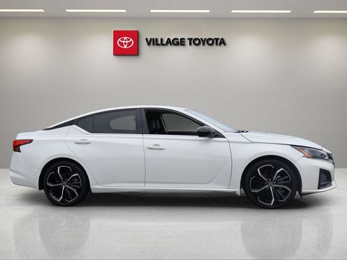 Used 2024 Nissan Altima 2.5 SR w/ SR Premium Package FWD image 6