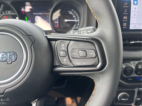 Used 2024 Jeep Wrangler Unlimited w/ Convenience Group AWD/4WD image 19