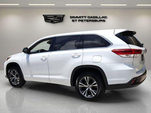 Used 2018 Toyota Highlander LE FWD image 3
