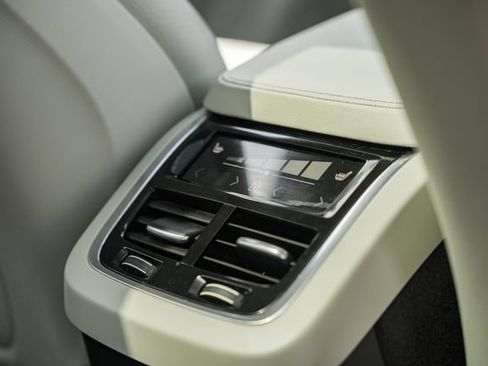 Certified 2024 Volvo XC90 B6 Plus w/ Protection Package Premier AWD/4WD image 32