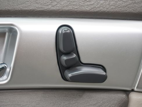 Used 2005 Chrysler Pacifica Touring FWD image 16