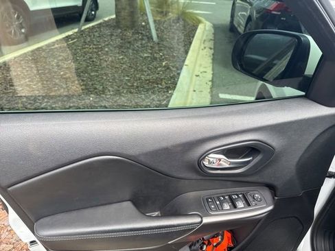 Used 2019 Jeep Cherokee Latitude Plus image 17