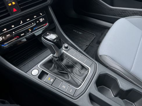 Used 2025 Volkswagen Jetta SE w/ Sunroof Package FWD image 23