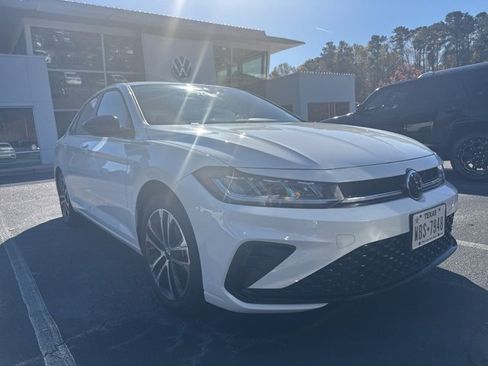 Used 2025 Volkswagen Jetta Sport image 3