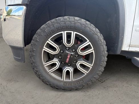 Used 2017 GMC Sierra 2500 SLE w/ HD SLE Preferred Plus Package AWD/4WD image 9
