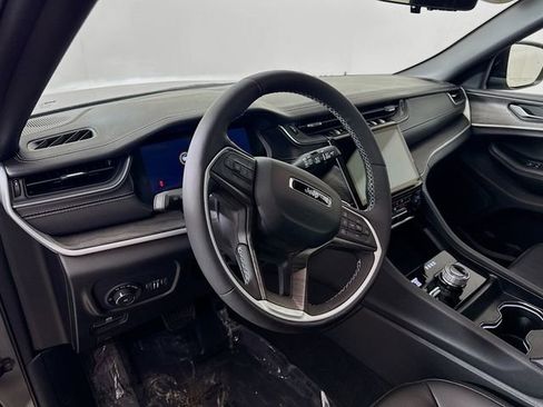 Used 2025 Jeep Grand Cherokee Limited w/ Luxury Tech Group II image 9