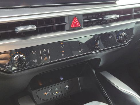 New 2025 Kia Sorento LX image 16