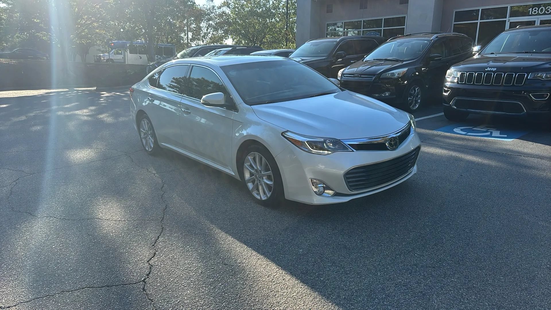 Used 2013 Toyota Avalon Limited w/ Technology Pkg FWD image 3