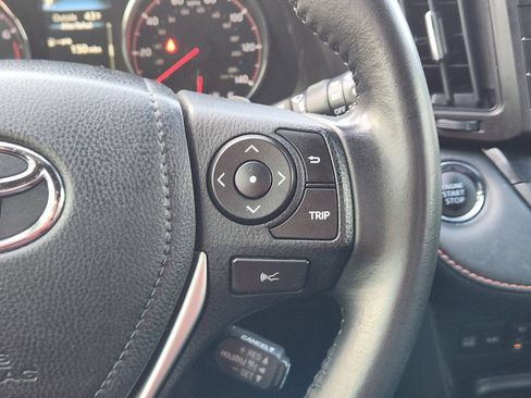 Used 2018 Toyota RAV4 SE image 36