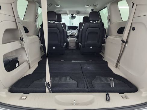 Used 2024 Chrysler Pacifica Touring-L image 27