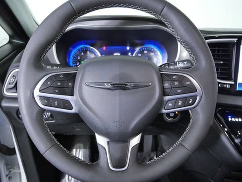 Used 2025 Chrysler Pacifica Select FWD image 26