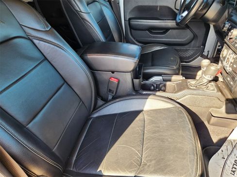 Used 2018 Jeep Wrangler Unlimited Sahara image 13