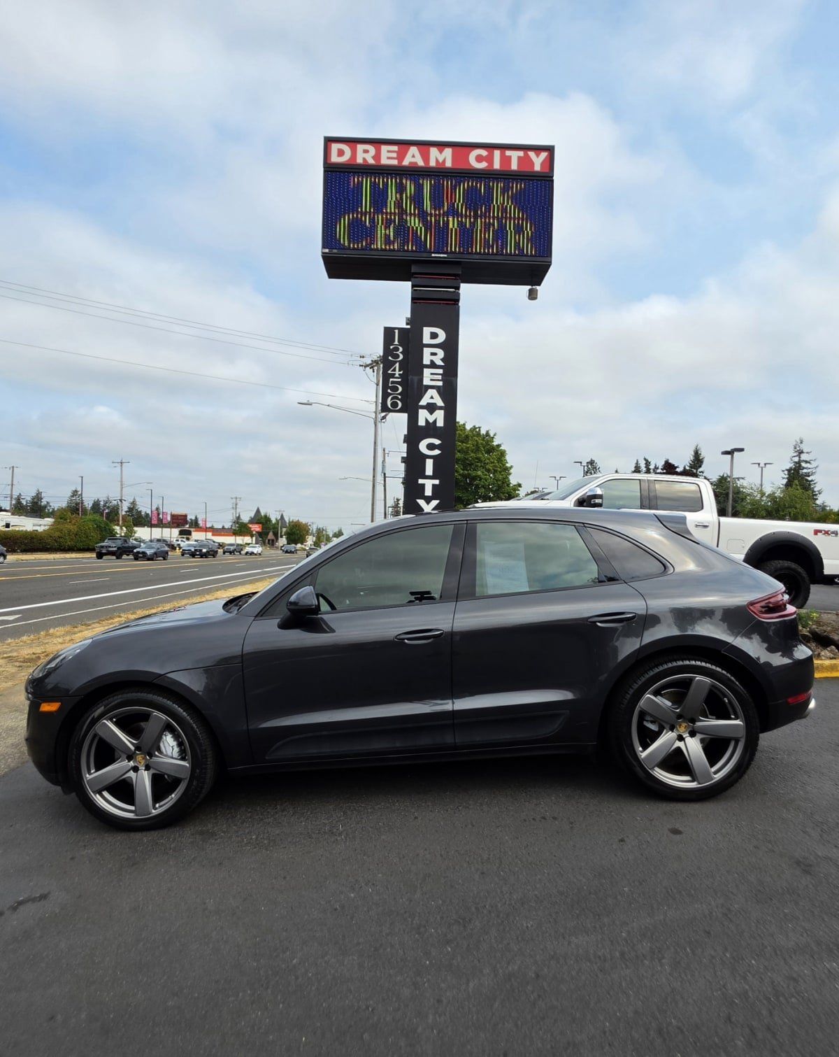 Used 2017 Porsche Macan S AWD/4WD image 2