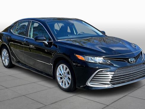 Used 2022 Toyota Camry LE image 3