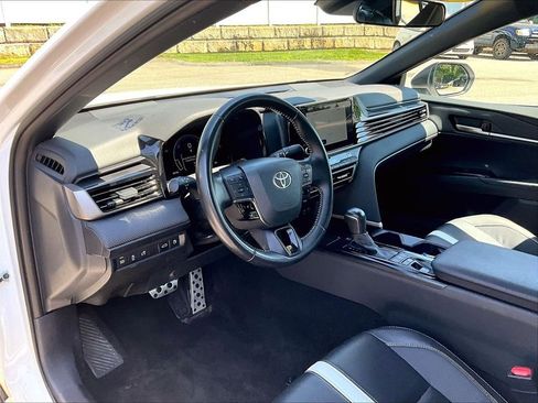 Used 2025 Toyota Camry SE FWD image 8