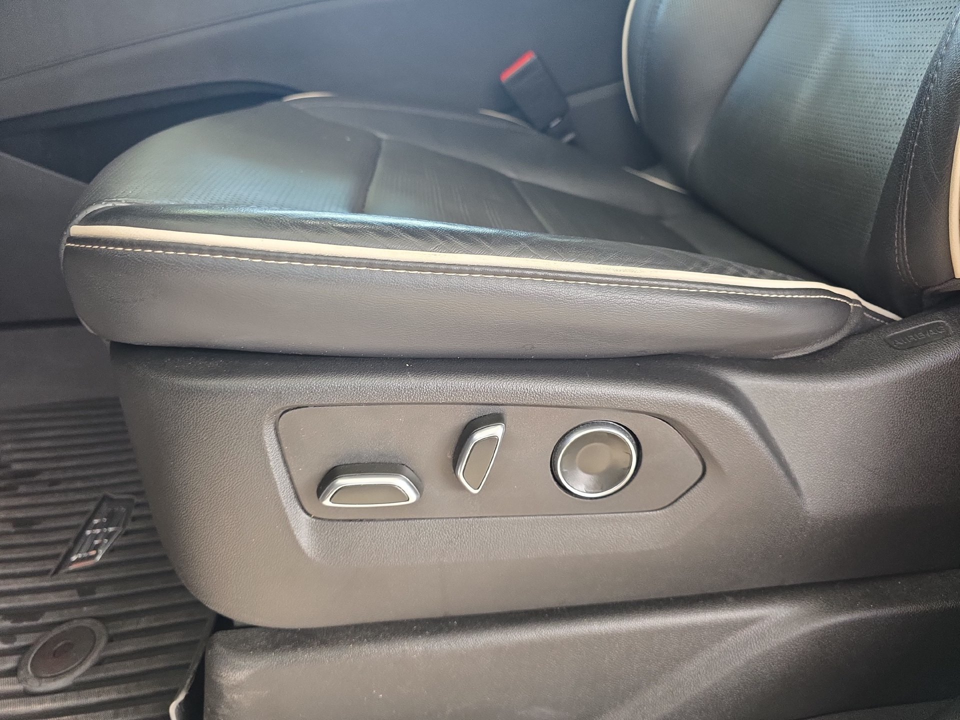 Used 2024 Cadillac Escalade Premium Luxury RWD image 28