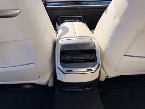 Used 2023 BMW i7 xDrive60 w/ Parking Assistance Package AWD/4WD image 26