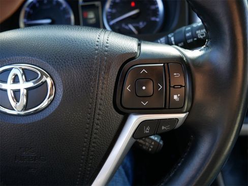 Used 2019 Toyota Highlander XLE image 24